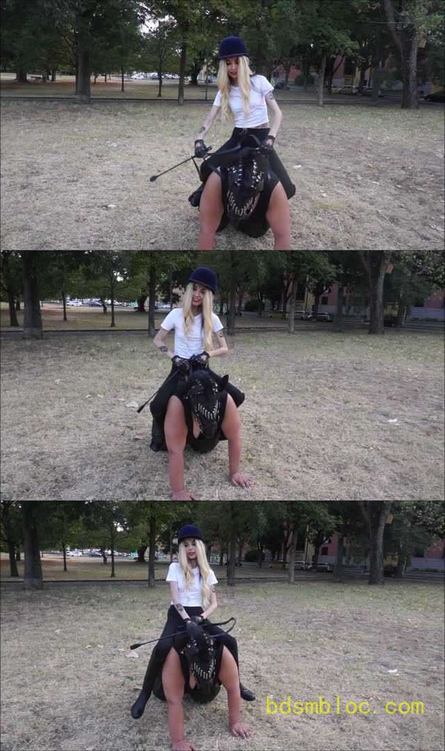 【欧美女王】娇小美女草地骑壮硕马奴
