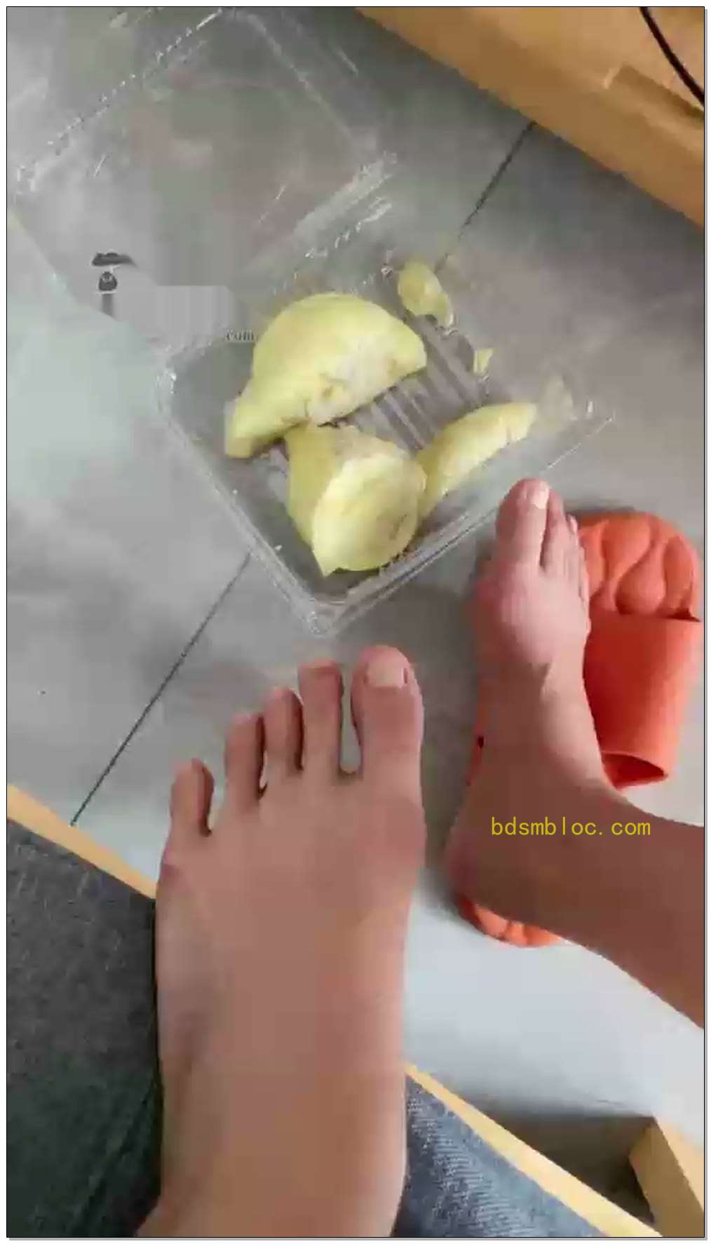 【桃子大大】第一视角主人用脚喂你吃榴莲