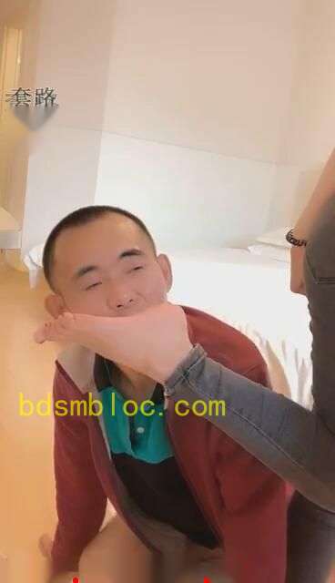 【薇娅S】（舔脚骑头）快递小哥非礼我调教虐…