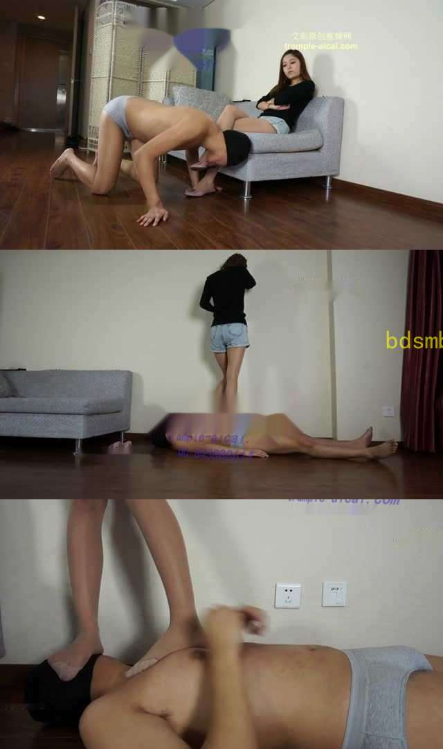 【小妮女主】舔美女肉丝脏底平底鞋，肉丝脚蹂躏踩踏