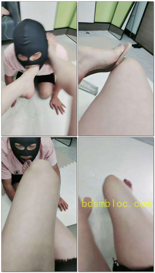 【云儿S】女神玩狗命令废物狗吃掉自己的金