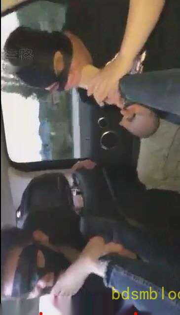 【歌迪丝】经典车内三奴一起伺候我袜子酸臭