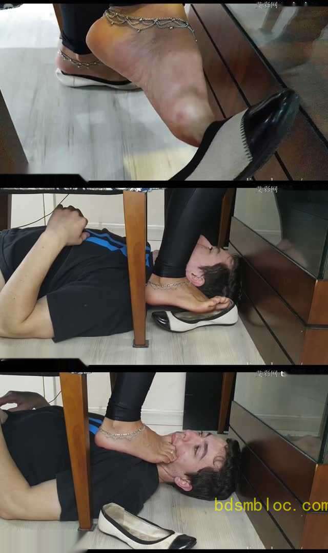 【欧美女王】公桌下闻舔她沾满脚泥的超臭平底鞋汗脚！