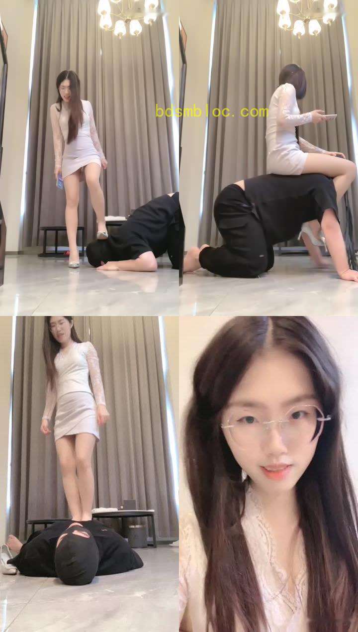 【嘉妮】高跟踩狗爪/强制闻鞋/转胯鞭打/骑马揪耳朵/嘴叼鞋