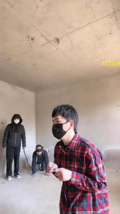【妆主大大】和素人小姐姐户外调教鞭打骑马遛狗下集