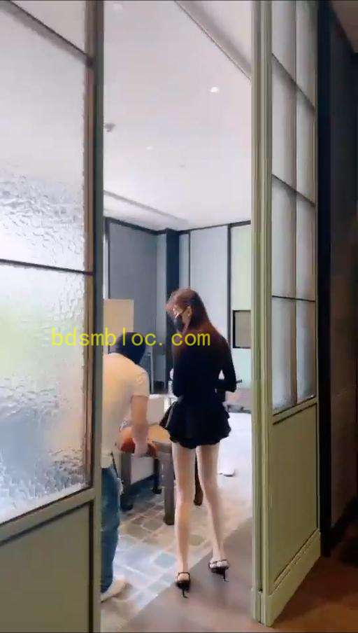 【美美子】白富美惩罚家奴遛狗耳光踩踏喂食漱口水深喉