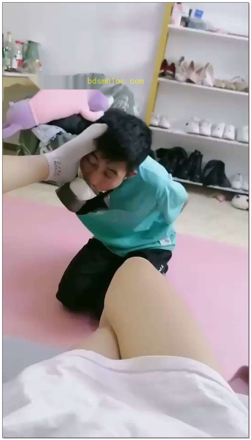 【傲柔】狗子带着贞操锁闻主人香袜，耳光踢裆，棉袜塞口窒息