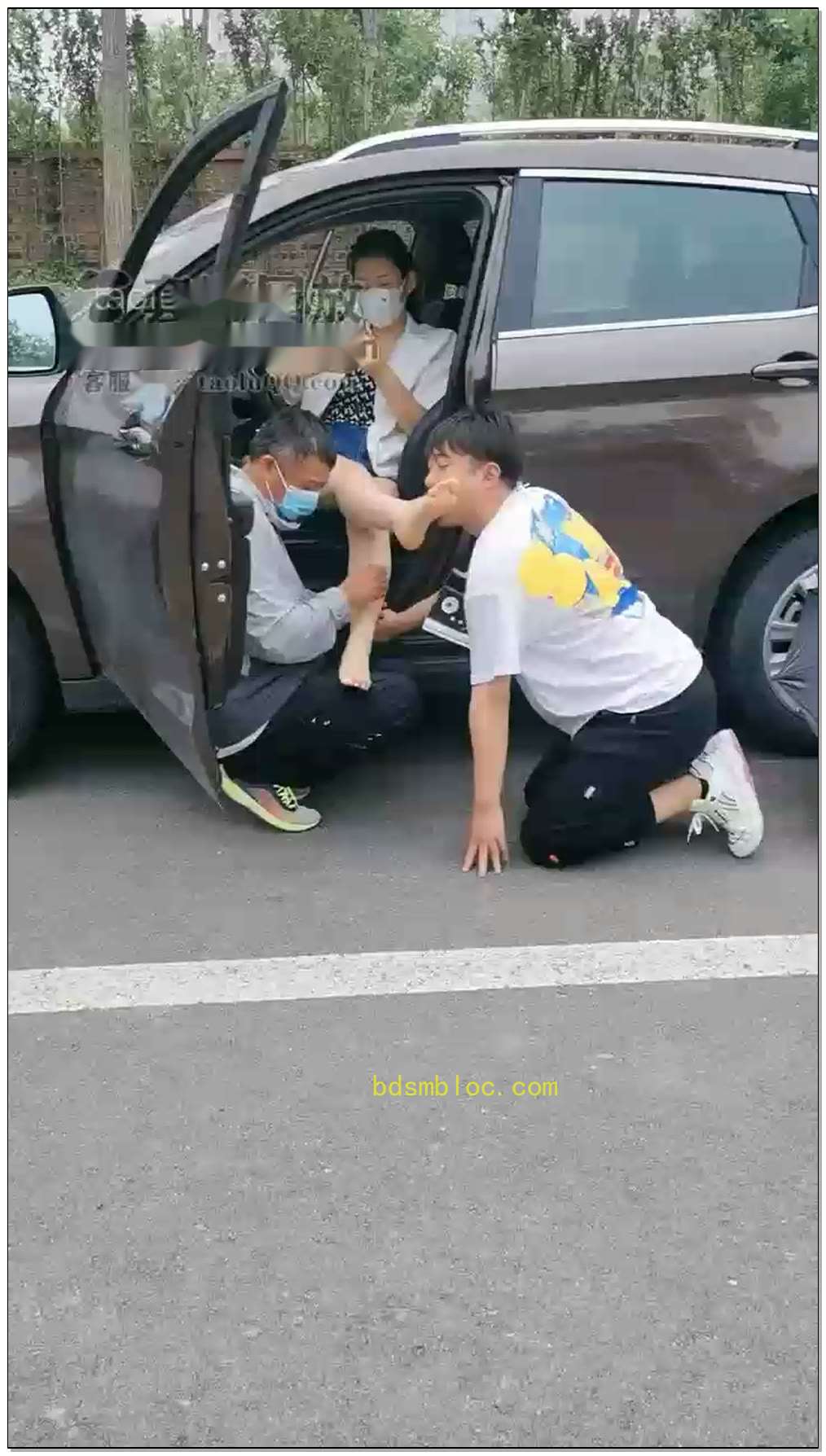 【天津语晴s】户外调教双奴，开车遛狗
