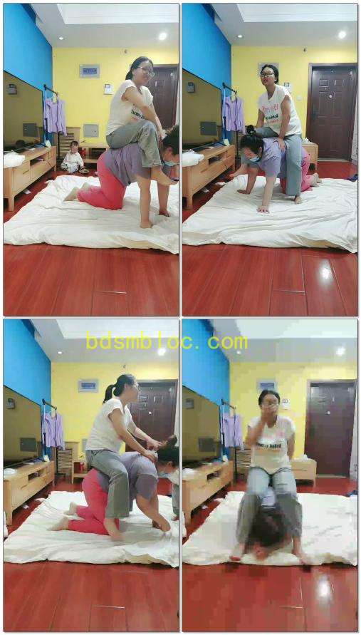 【雯雯可劲吃】素人女女舔脚骑马情侣奴调教