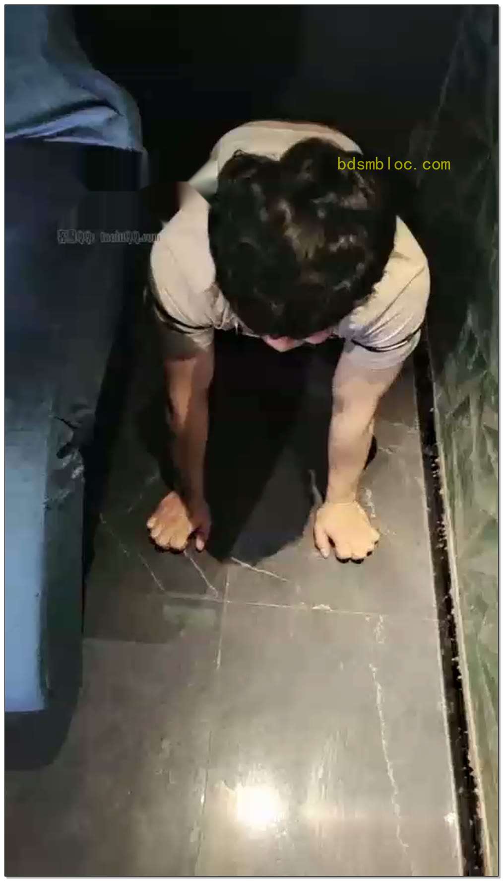 【德意户外男神】K歌沐足极品素人狠中之狠全程露脸暴打，暴力踢档