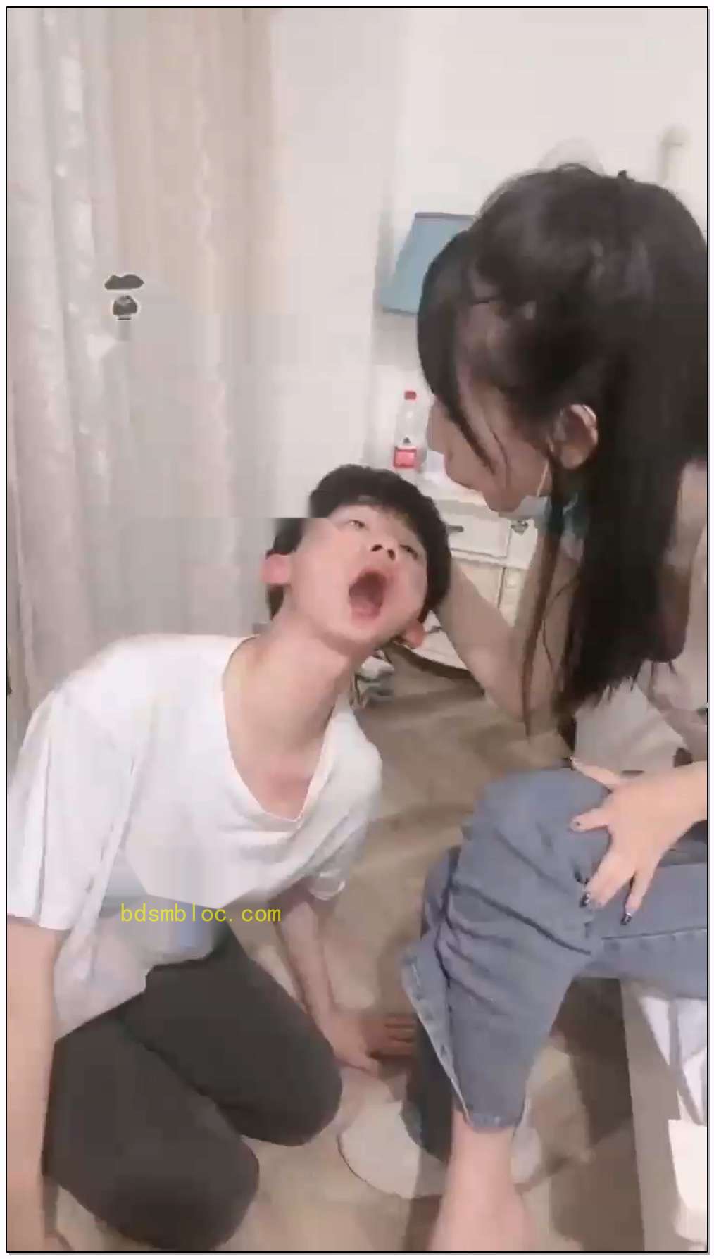【西怡】调教03年弟弟舔脚清理鞋底耳光深喉