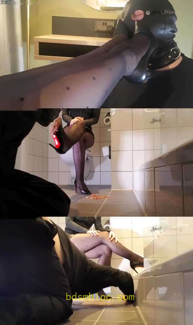 【欧美女王】厕所踩烂蛋糕脚喂食！幸运狗奴被高傲的Grace女王拴狗牌舔鞋底