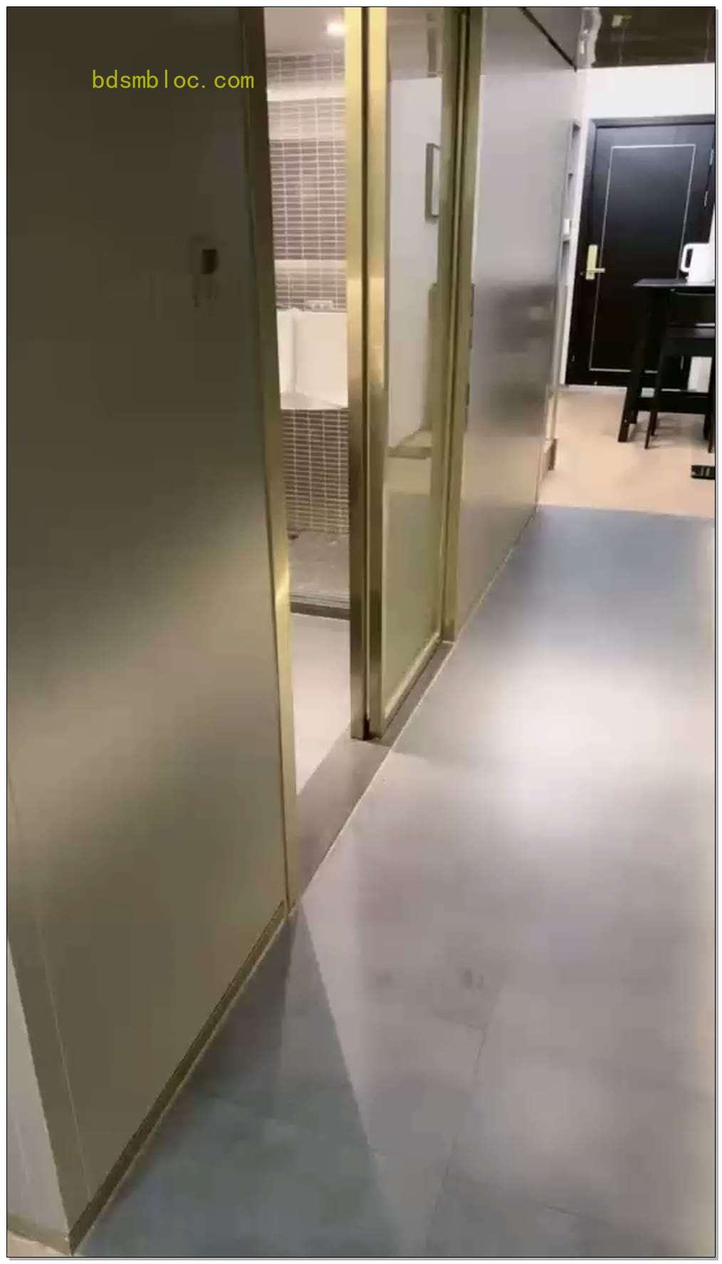 【依艺S】清理鞋底耳光口水圣水舔脚