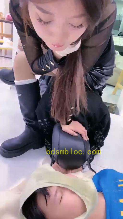 【麋鹿银儿】晓童女王圣水与浓痰极致羞辱小鲜肉网管