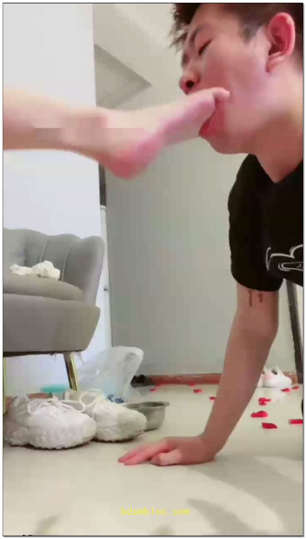 【内蒙娜美S】私奴幸福的一天，裸足喂食，圣水
