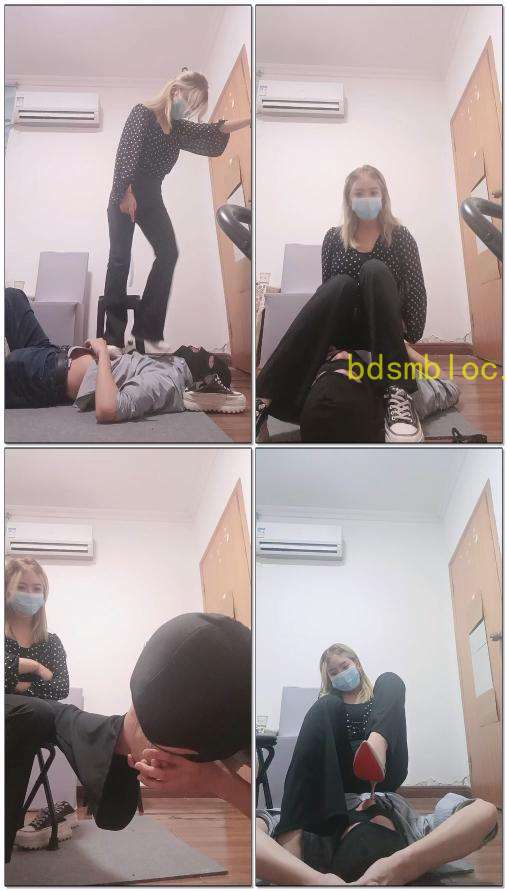 【杺月s】踩踏臭袜圣水做脸