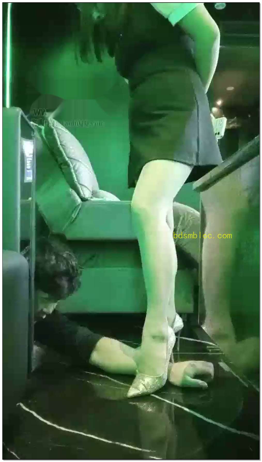 【德意户外男神】眼睛被k歌小姐姐打肿，狠抽耳光，重踢档，钻胯，大力夹脖子