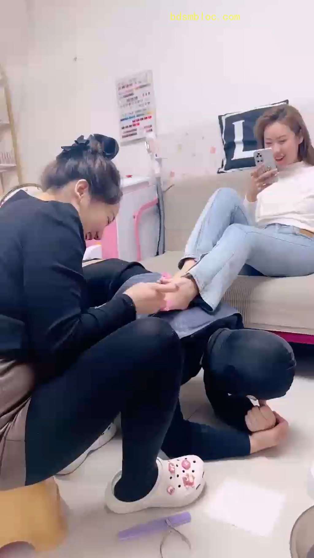 【二宝】美甲师上门服务家奴在一旁伺候