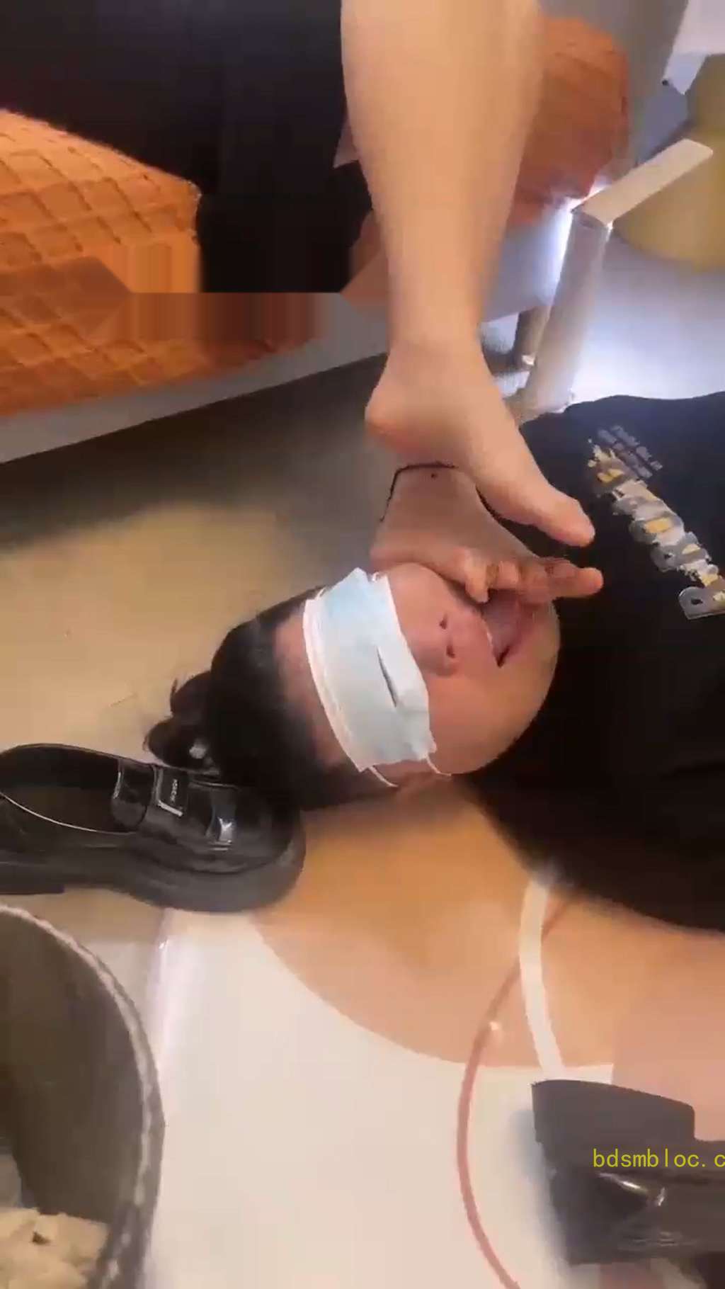 【玥野兔】调教脚奴玩爽了