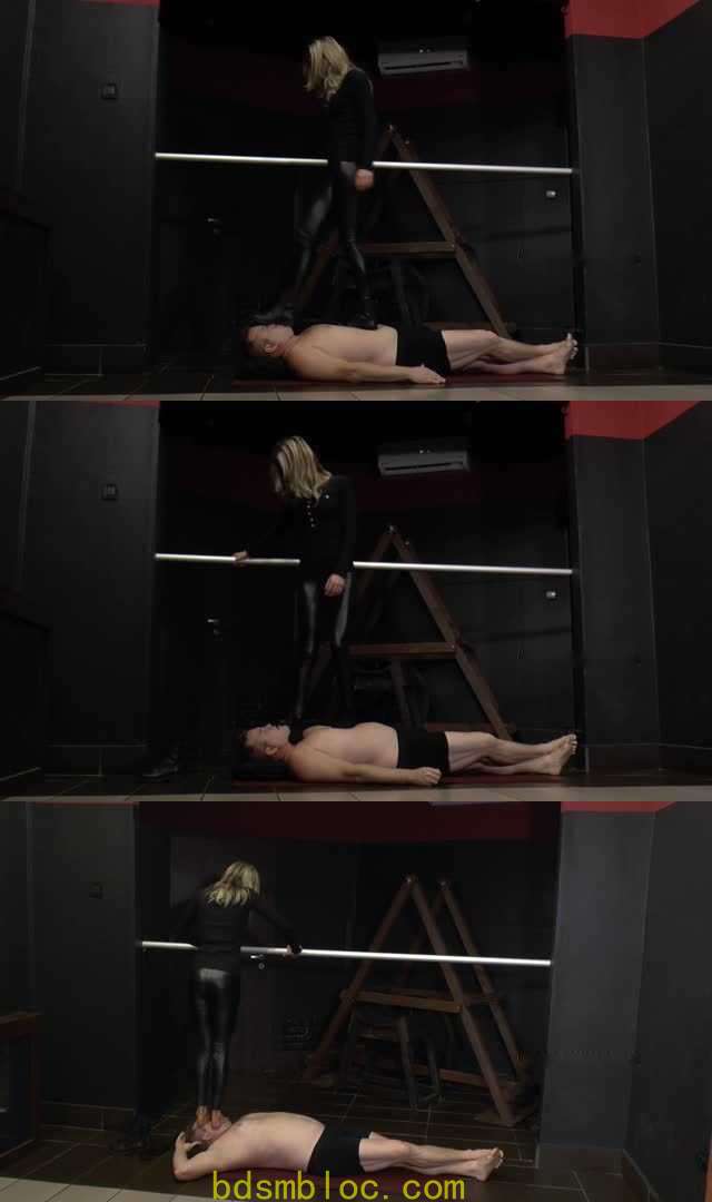 【欧美女王】皮裤美女跺踩脚下壮汉