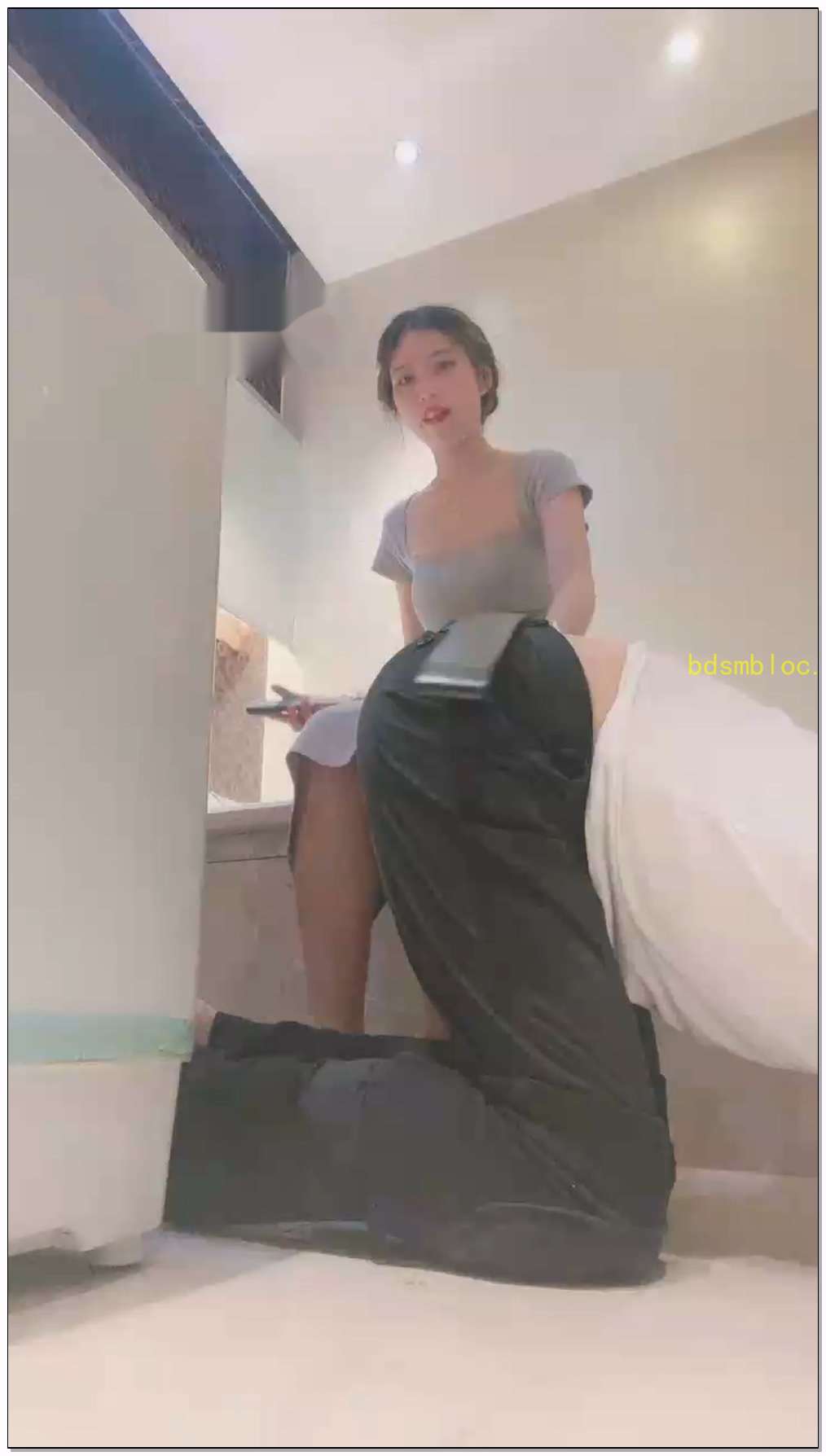 【七月大人】卫生间玩一下，被打到疯狂躲避