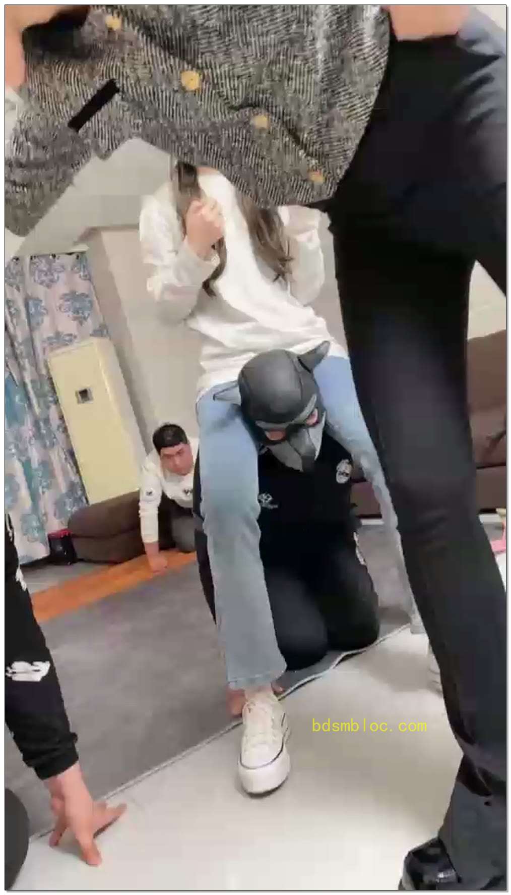 【二宝ss】03小美女超美脚来了，黄黄圣水，咀嚼物踩碎喂食，快吐了！吐狗脸口水