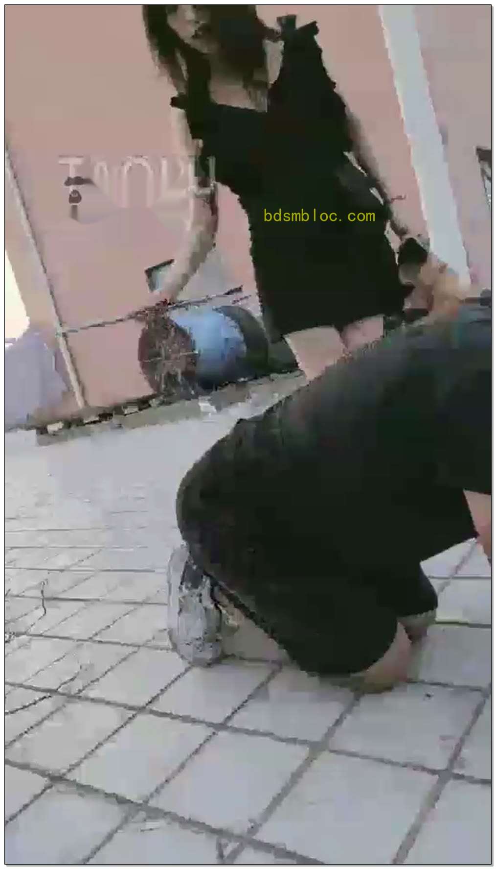 【紫烟s】天台和小姐姐吹风呢，狗子跑上来乞求赏它舔脚，就被玩了